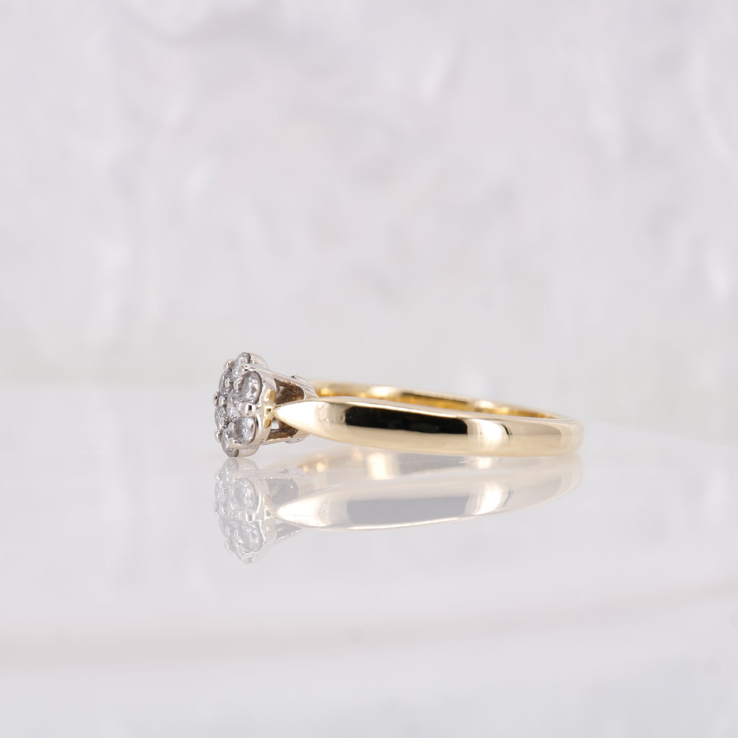 Vintage Secondhand Diasy Diamond Ring. Preowned diamond flower ring in 18ct yellow gold.