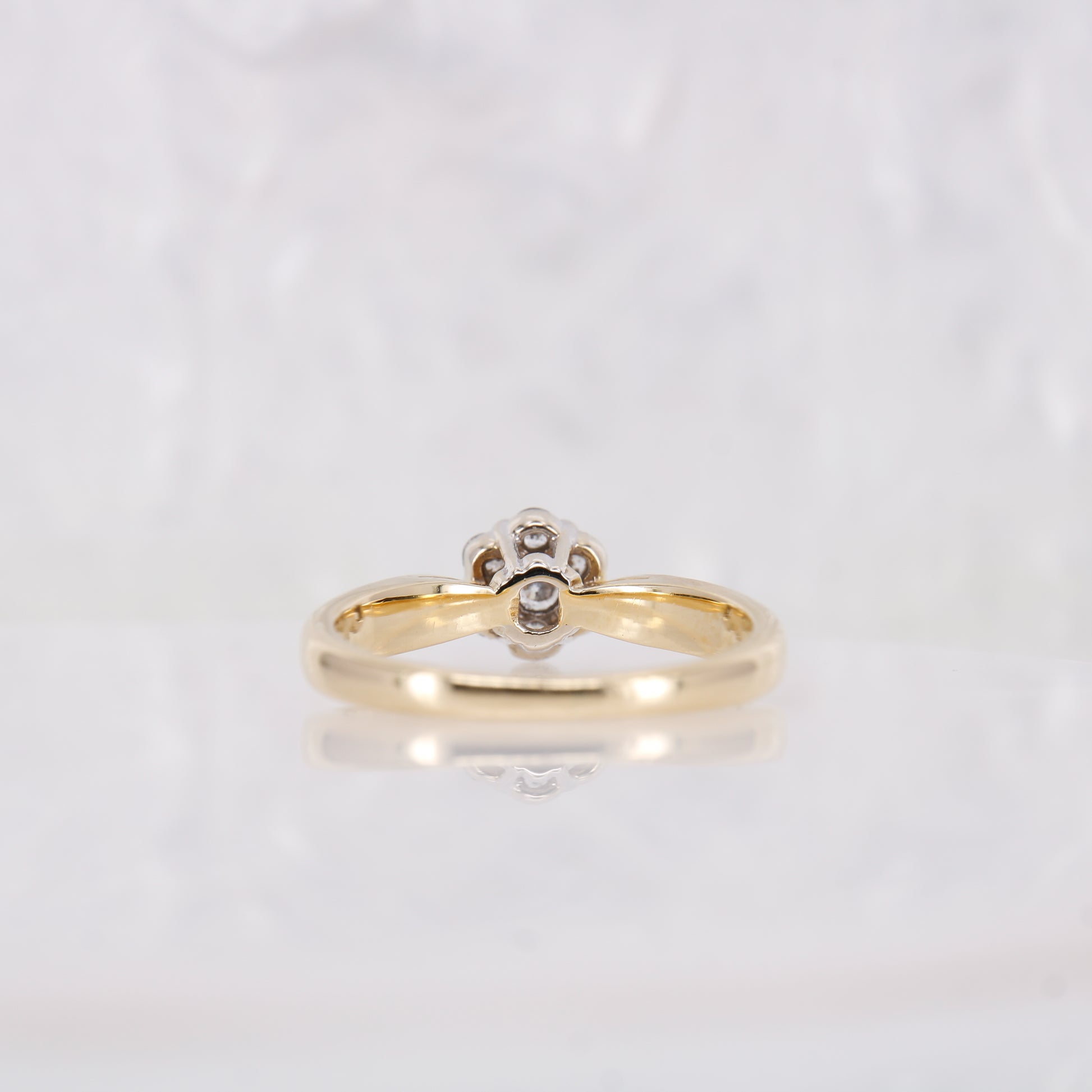Vintage Secondhand Diasy Diamond Ring. Preowned diamond flower ring in 18ct yellow gold.
